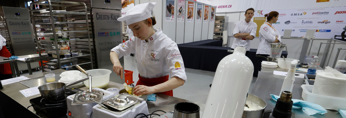 Man sieht eine Konditorin bei einem SwissSkills-Wettbewerb